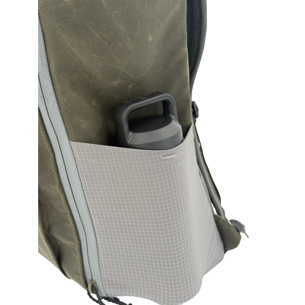 a close up of the Venom stretch mesh external water bottle pockets of the Bespoke 0526 36L Dragonfly in Fieldbean